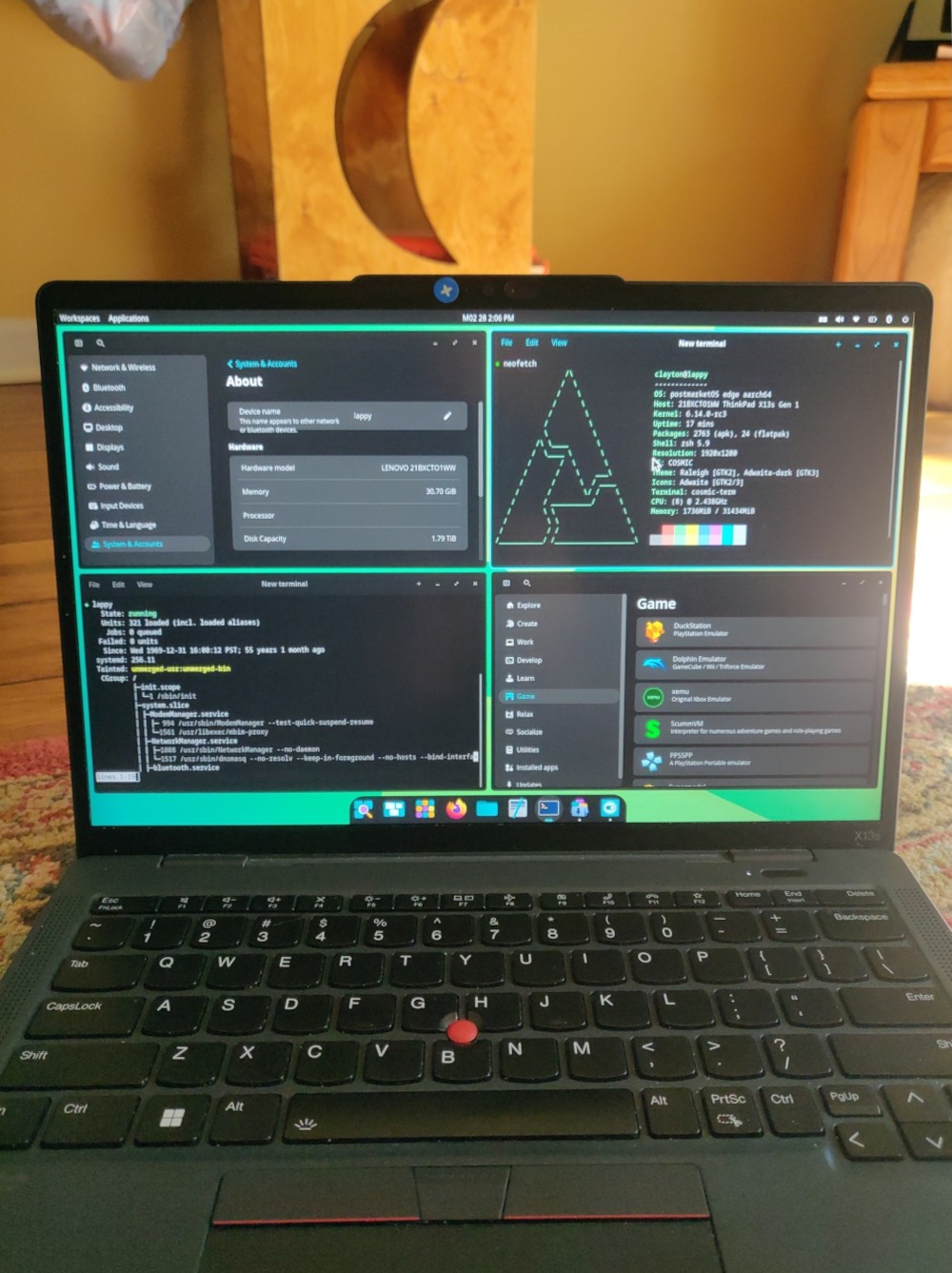 Screenshot of COSMIC running in pmOS
